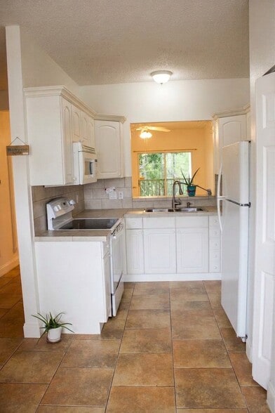 Building Photo - 8829 Coral Palms Ct