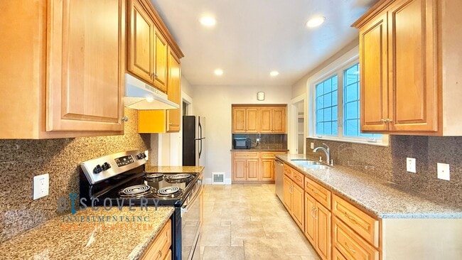 Building Photo - Upper Rockridge 3 Bedroom Home