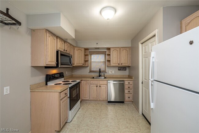 Building Photo - 8221 Pelham Dr