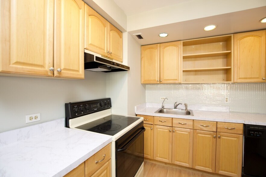 Building Photo - 428 W Wellington Ave