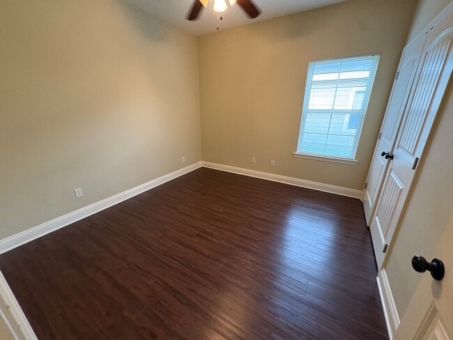 Building Photo - 4948 Common St