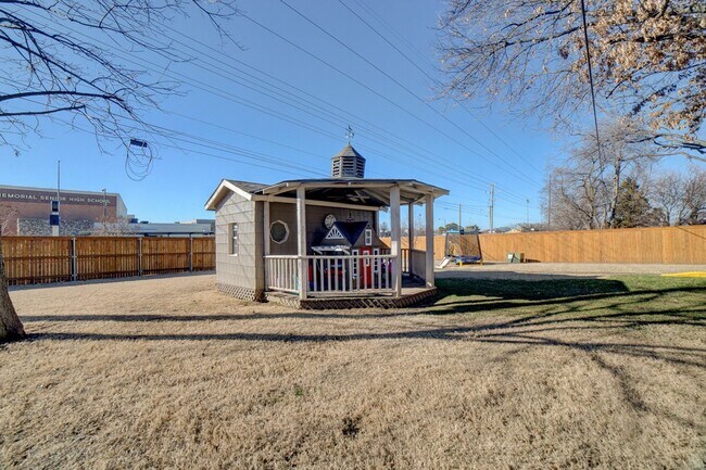 Building Photo - Available mid-August! Amazing mid-town gem...
