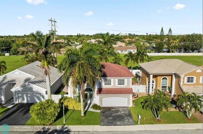 Building Photo - 611 Royal Palm Way