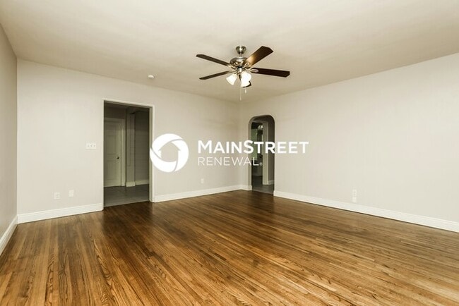 Building Photo - 4 Bedroom Pet-Friendly Home in Deland, FL with Main Street Renewal