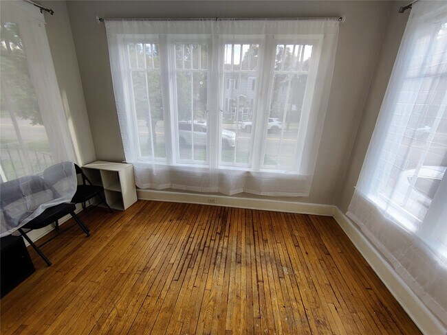 Building Photo - 116 Leroy St