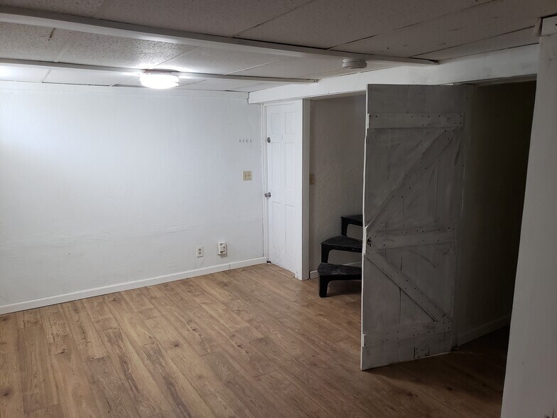 Building Photo - 473 River St