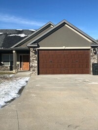 Building Photo - 3 Bedroom 2 Bathroom Townhouse in Savannah School District