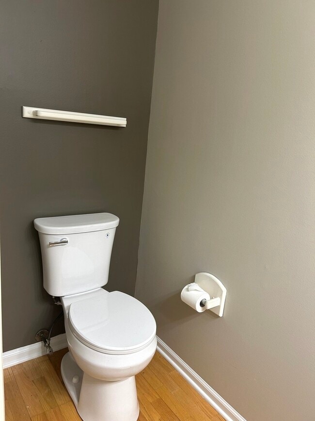 Building Photo - 1227 S Parkside Dr