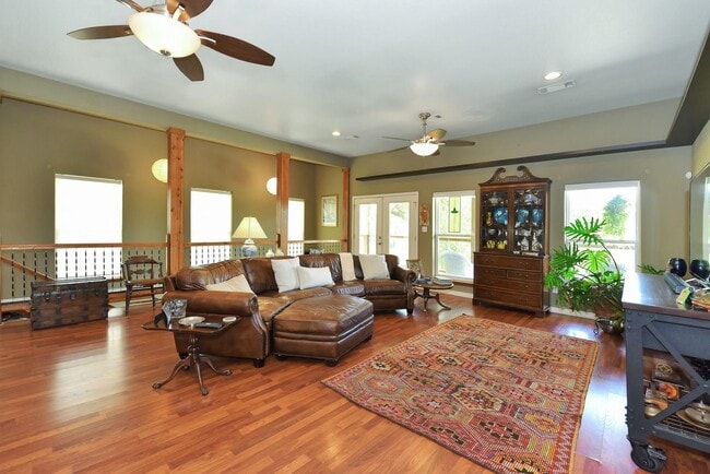 Building Photo - 226 Valmar