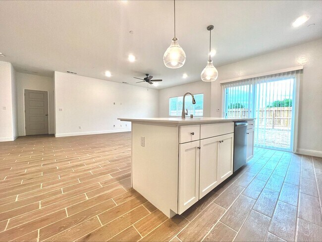 Building Photo - Beautiful 3-Bed, 2-Bath Lennar Home in Daf...