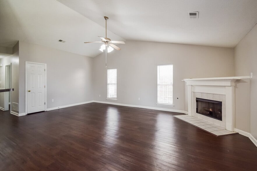 Building Photo - 1708 Cherry Creek Dr