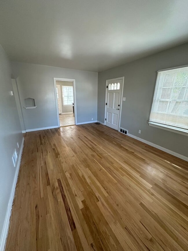 Building Photo - NICELY UPDATED 2 BEDROOM, 1 BATHROOM APART...