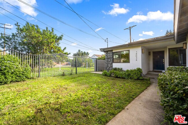 Building Photo - 14034 Valerio St