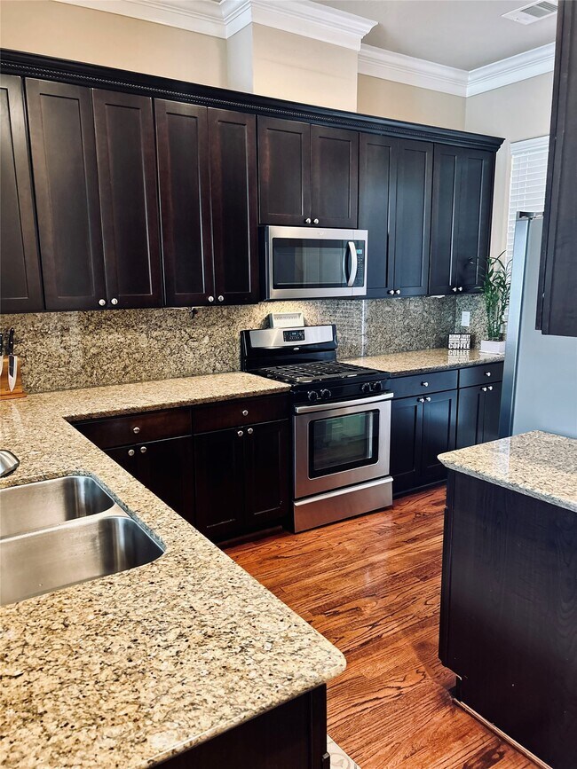 Building Photo - 1049 W 22nd St