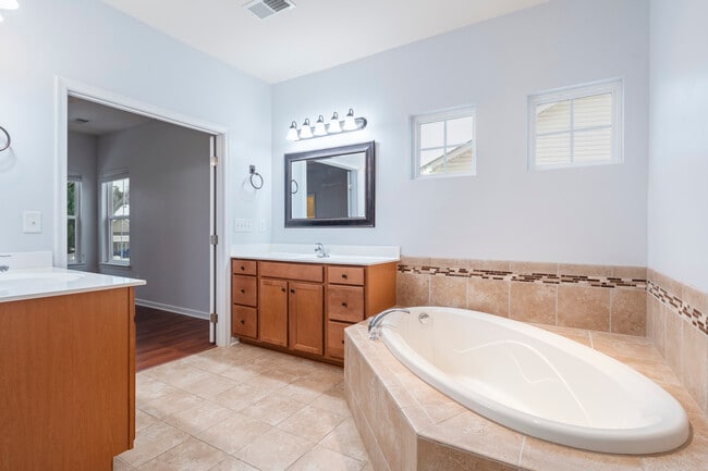 Building Photo - 586 Harrison Dr NW