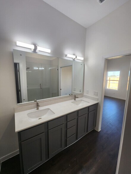 Building Photo - 2716 Kerria Ave