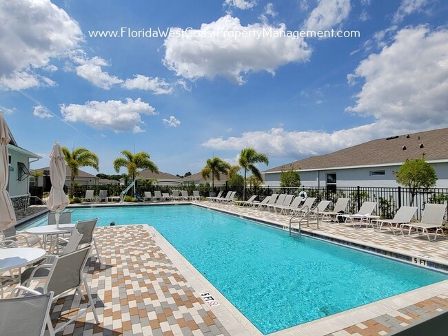 Building Photo - LAKEWOOD RANCH! 4 BEDROOM/2 BATH/ PET FRIENDLY! COMMUNITY POOl! READY for MARCH 2026
