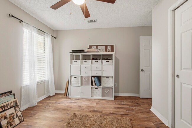 Building Photo - 855 Mande Ct