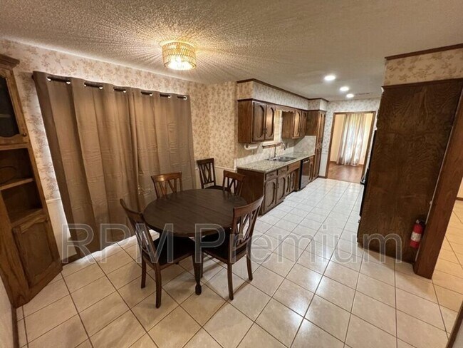 Building Photo - 13936 Cayuga Dr