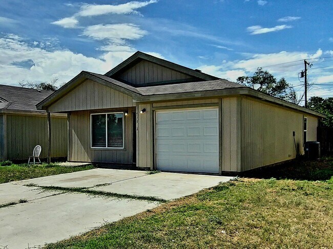 Building Photo - Cozy 3-Bedroom, 2-Bathroom Home with Garage in East Lubbock