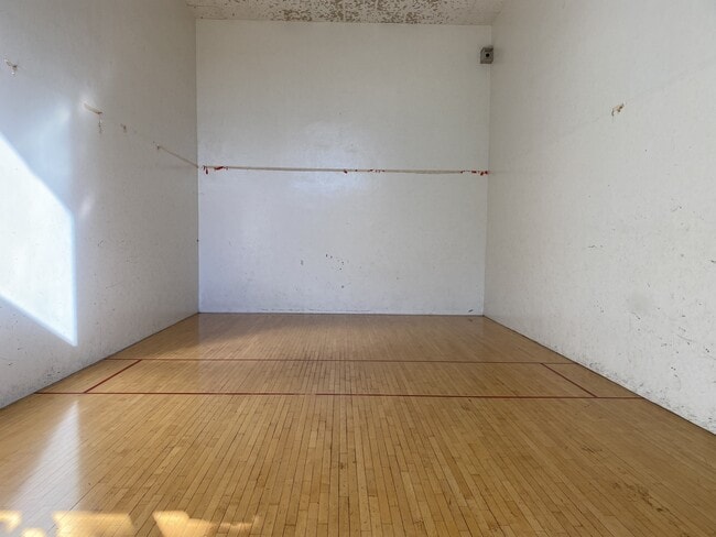 Building Photo - 3701 Colonial Dr