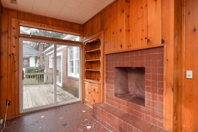 Building Photo - Charming 3 Bedroom Home in Desirable Heath...