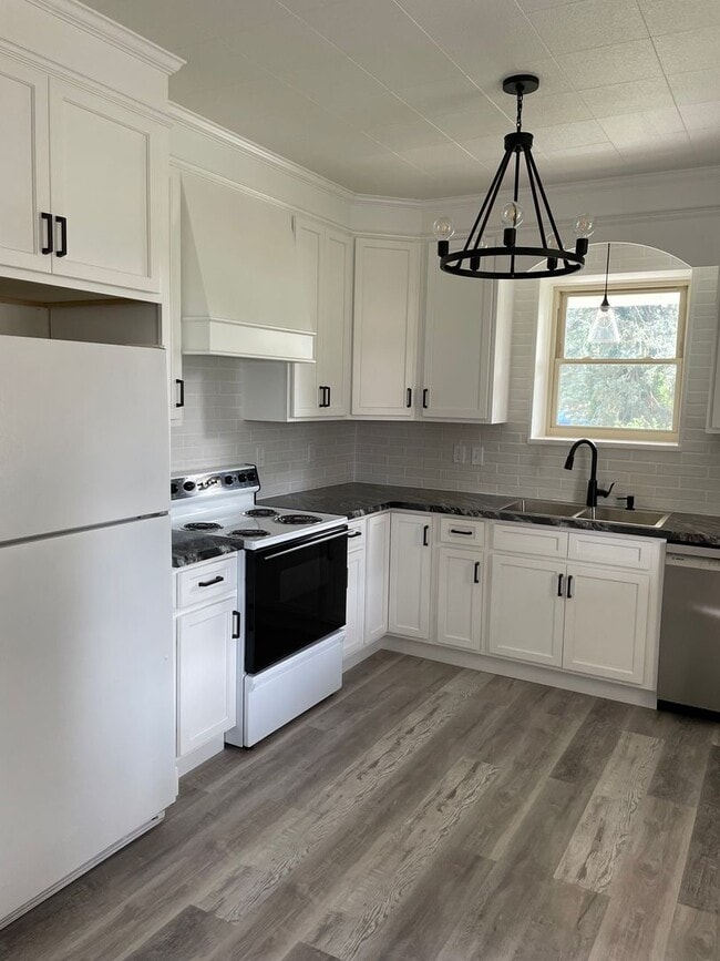 Building Photo - RECENTLY RENOVATED SCHOOL HOUSE FOR RENT!