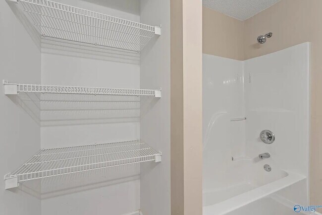Building Photo - Coming soon!!! "Delightful 3-Bed Retreat in Huntsville with Spacious Living - 1101 Sq Ft!"