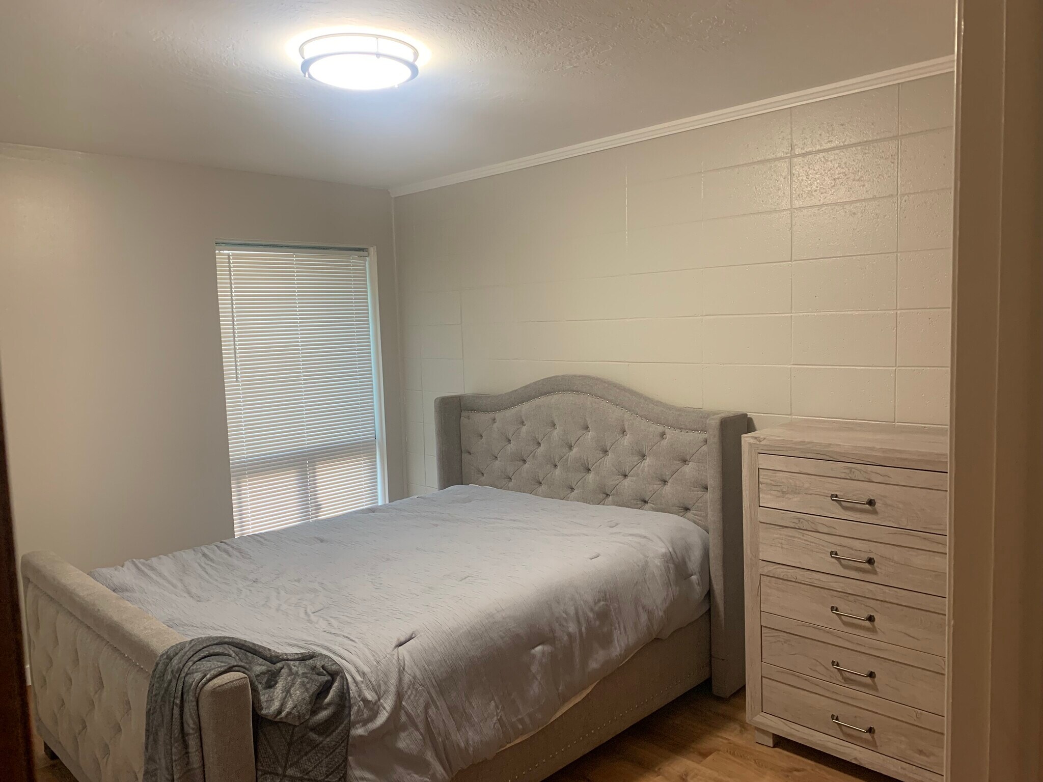 Queen bed with dresser - 886 Raymond Dr