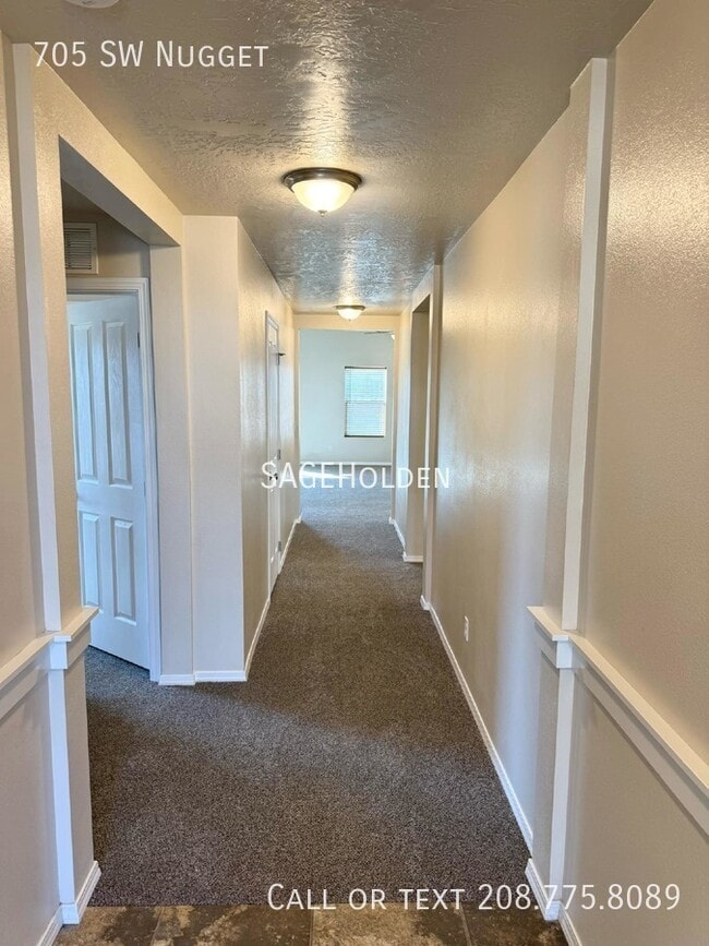 Building Photo - 705 SW Nugget-