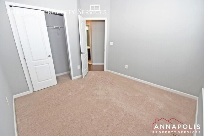 Building Photo - 8289 Meadowood Dr