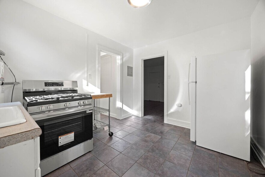 Building Photo - 1816 Carleton St