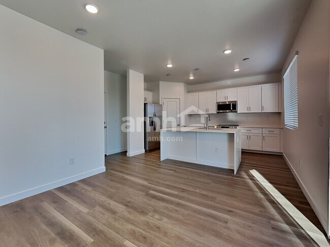 Building Photo - 9726 W Tamarisk Ave