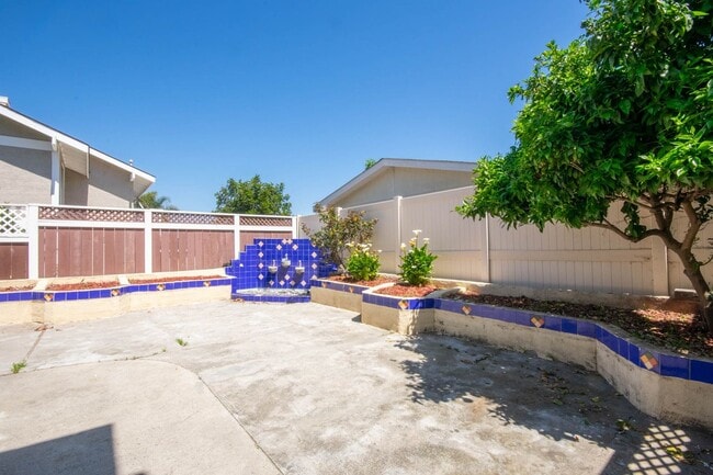 Building Photo - 3BR Townhome with Spacious Fenced Yard!