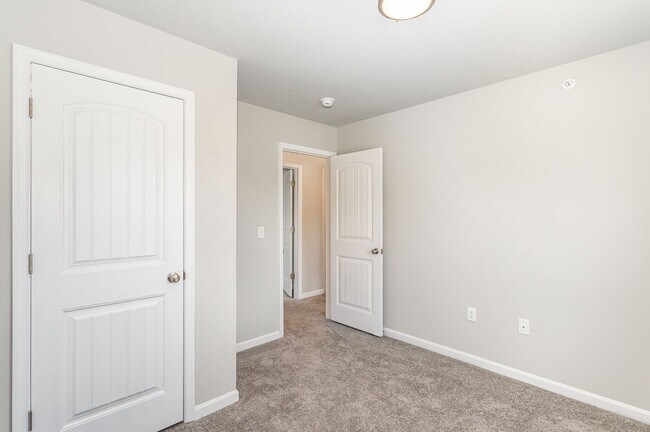 Building Photo - 652 N College St