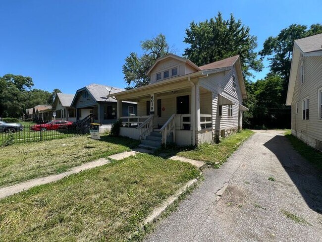 Building Photo - 3 Bed/1 Bath Home with Fenced Yard / Pet-Friendly / Vouchers Accepted / Coming Soon!