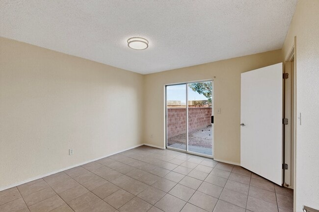 Building Photo - 4 bedroom 2.5 bath home in East El Paso!