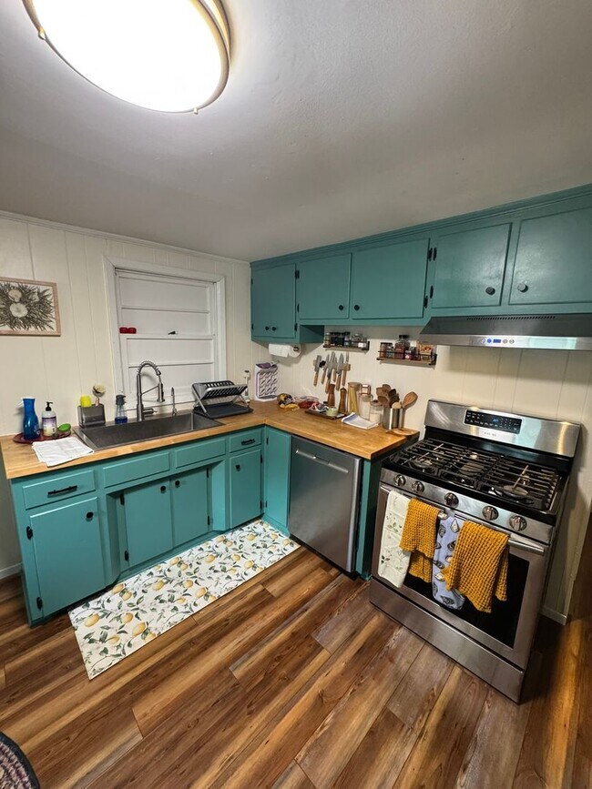 Building Photo - Awesome Home Near Downtown Athens!