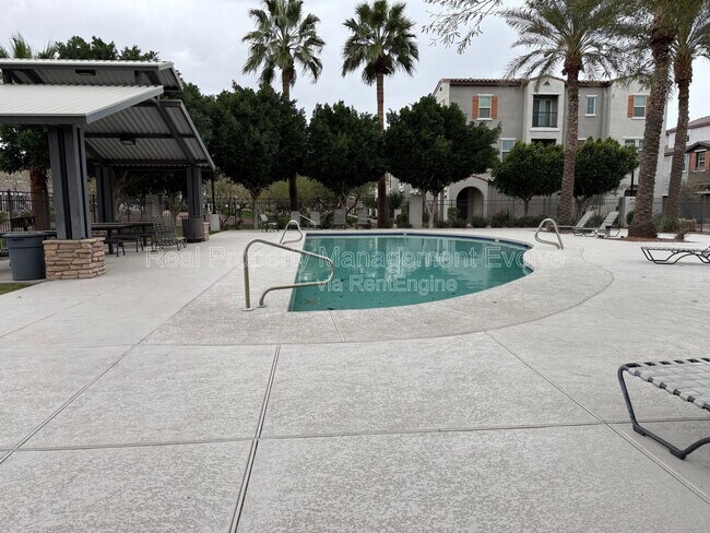 Building Photo - 2212 E Hidalgo Ave