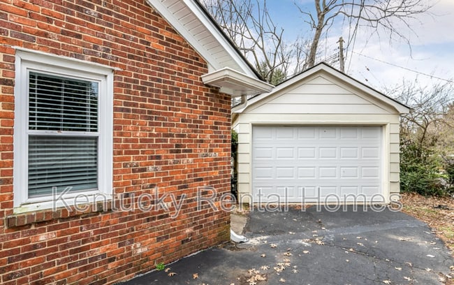 Building Photo - 305 Lakeshore Dr