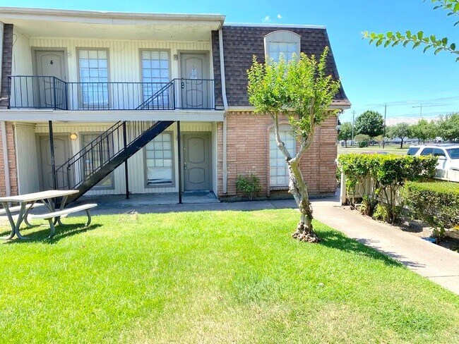 Building Photo - 1220 Shadowdale Dr