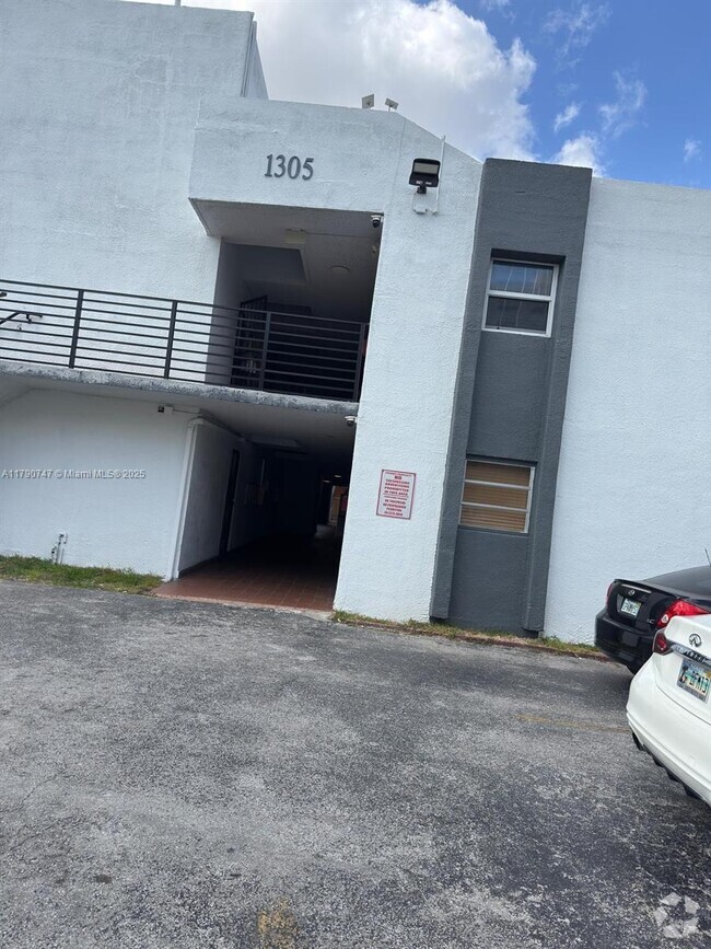Building Photo - 1305 W 46th St