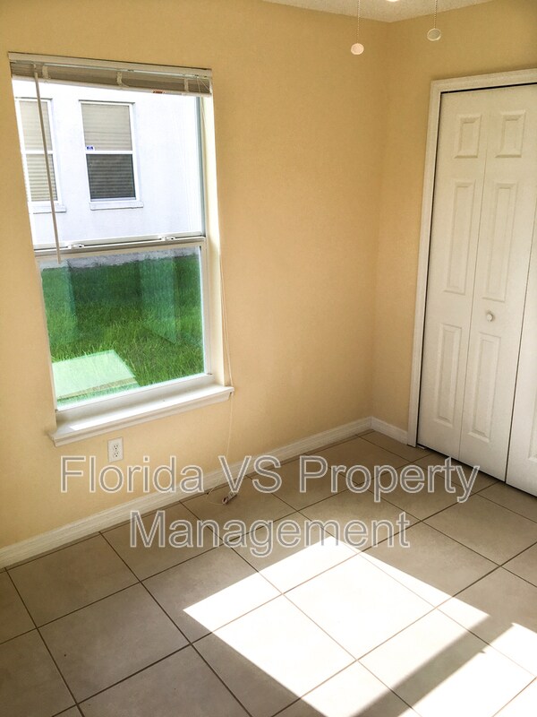 Building Photo - 330 Dundee Dr