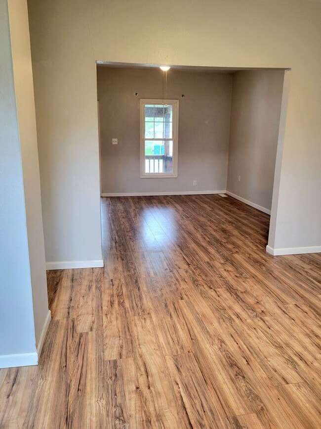 Building Photo - Renovated and Move in Ready...769 Condit, ...