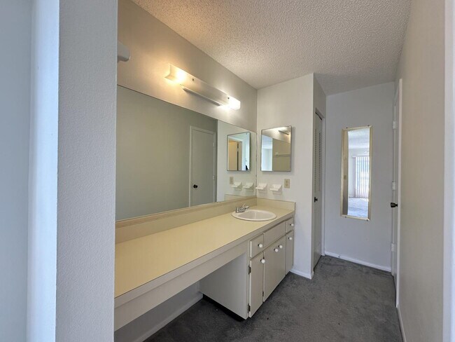 Building Photo - "Charming 2-Bed, 2-Bath Oasis in New Port Richey – Your Ideal Retreat Awaits!"