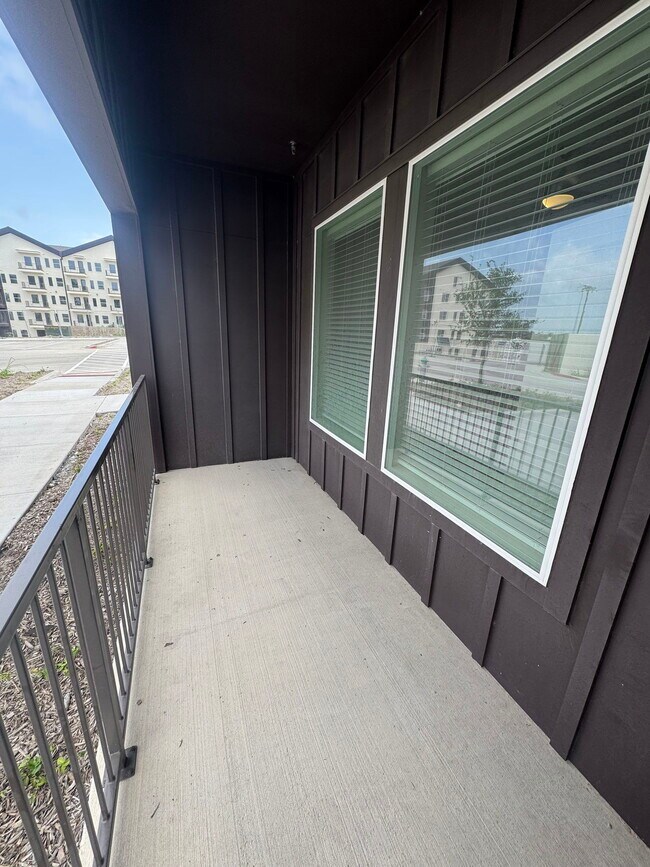 Building Photo - 1000 Persimmon Dr