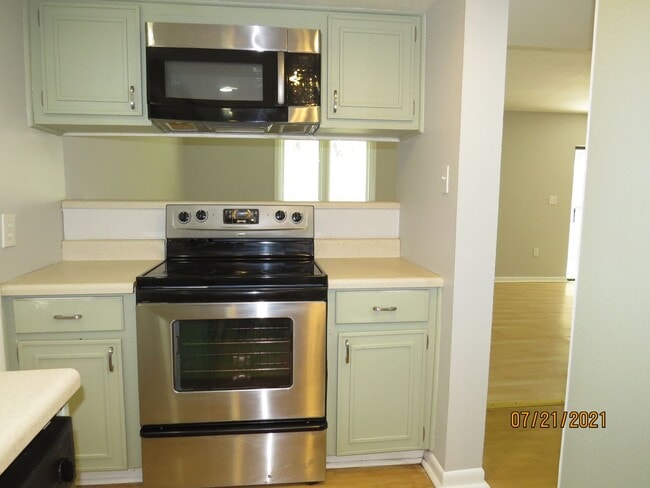 Building Photo - 2 BEDROOM 1 BATHROOM CONDOMINIUM IN OAK BR...