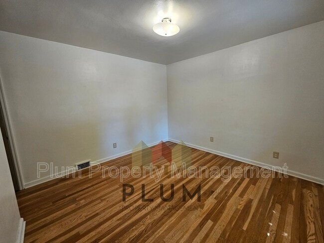 Building Photo - 407 S 5th St E
