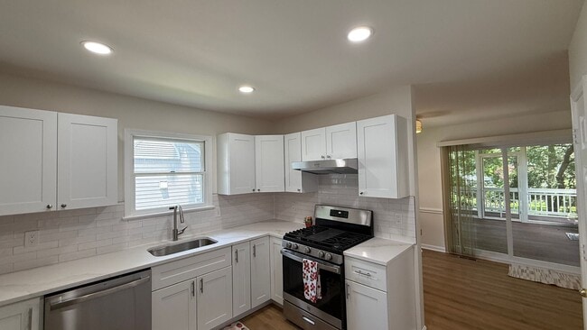 Building Photo - Newly Refreshed Rambler in Convenient Loca...
