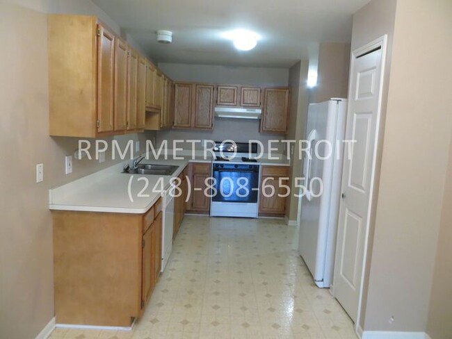 Building Photo - Sterling Heights Condo(16 Mile & Mound)